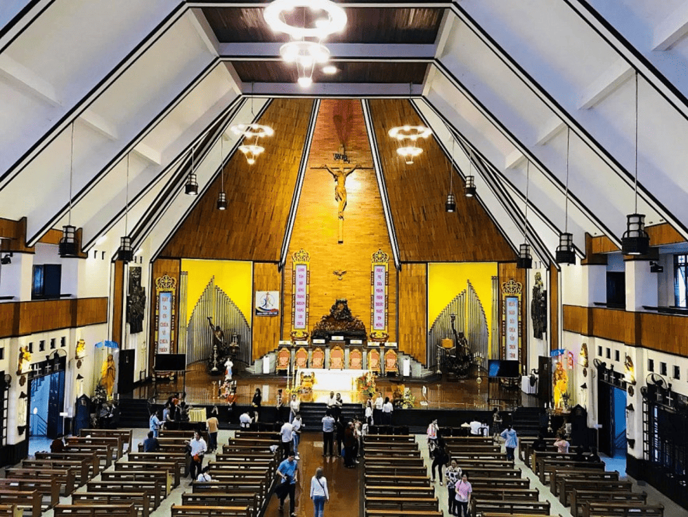 Du khách có thể tham gia xem thánh lễ được cử hành tại nhà thờ theo khung giờ cố định trong ngày (Nguồn: Thời báo Tài chính Việt Nam)